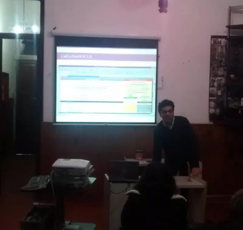 Charlie Martinez presentando Quirinux en el Club de Software LIbre.