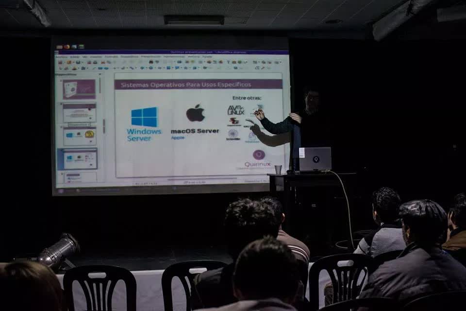 Charlie Martínez presentando Quirinux en FLISoL 2019