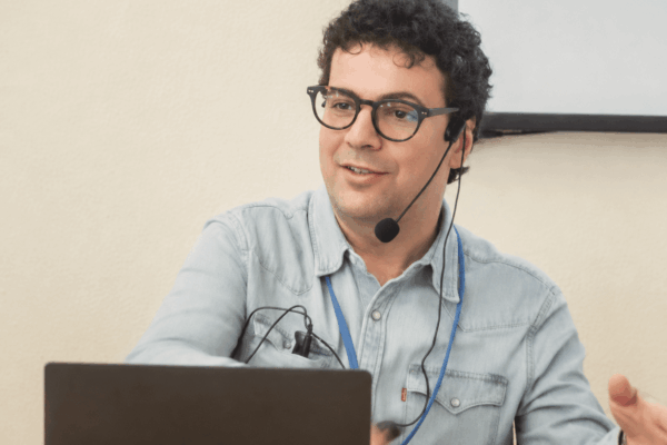 Charlie Martinez, autor de Quirinux, en el Congreso esLibre 2026 en Melide